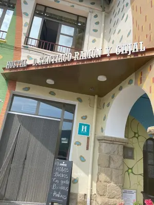 Edificio en el que se encuentra el hostal o pensión