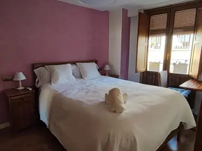 Cama o camas de una habitación en Casa Pilar situada en la capital del Somontano