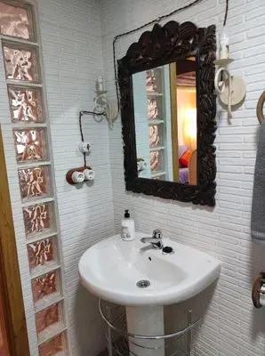 Un baño de Casa Pilar situada en la capital del Somontano