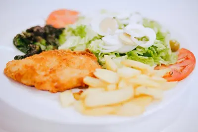 Comida en o cerca de este hotel