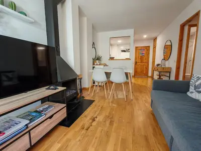 Una televisión o centro de entretenimiento en Chimenea y modernidad rústica- Confort ideal - Dellui 3