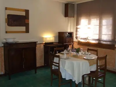 Una televisión o centro de entretenimiento en Hotel Casa Peix