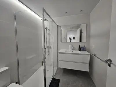 Un baño de Estafeta 85 by Clabao