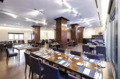 Un restaurante o sitio para comer en Globales Castillo de Ayud
