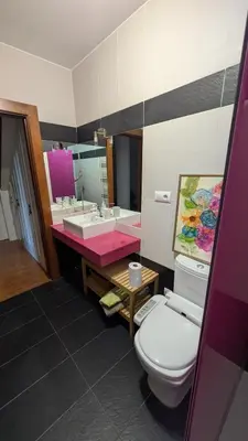 Un baño de La Casa del Lago con vistas a las Montañas