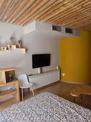 Una televisión o centro de entretenimiento en Estudio de diseño con parking en el centro