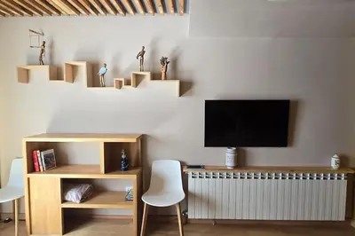 Una televisión o centro de entretenimiento en Estudio de diseño con parking en el centro