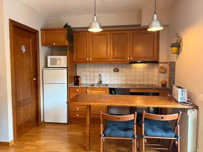 Una cocina o zona de cocina en Tu rincón rústico con balcón y vistas - Erta 2