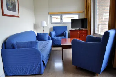 Una televisión o centro de entretenimiento en Aparthotel Solé