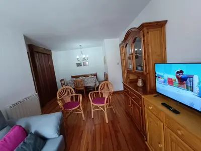 Una televisión o centro de entretenimiento en InmoCyma Pico Sayó Benasque
