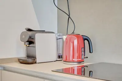 Utensilios para hacer té y café en Apartamentos Jorgito by Clabao