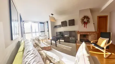Una televisión o centro de entretenimiento en La Casa de Ra - tucasaenlospirineos