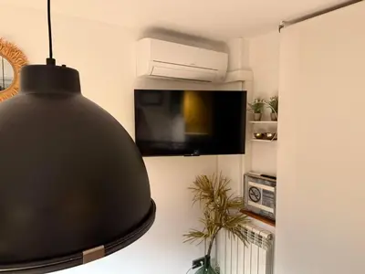Una televisión o centro de entretenimiento en Lo Attic