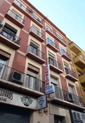 Edificio en el que se encuentra el hostal o pensión
