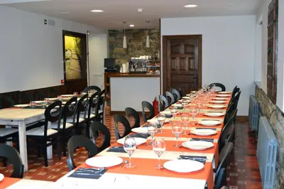 Un restaurante o sitio para comer en Hostal Orialde