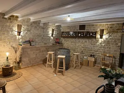El salón o zona de bar de Ulls del Priorat