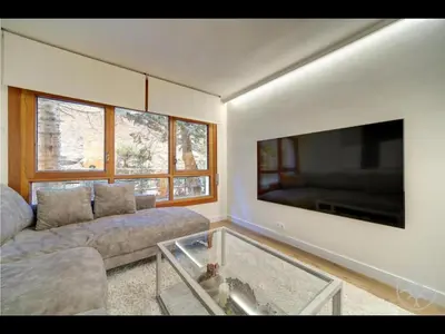 Una televisión o centro de entretenimiento en NUVOLET de Alma de Nieve