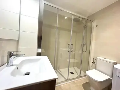 Un baño de Apartament cèntric amb terrassa i balcó by RURAL D'ÀNEU