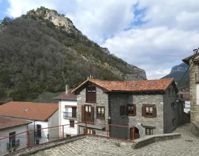 Vista general de una montaña o vista desde el hostal o pensión