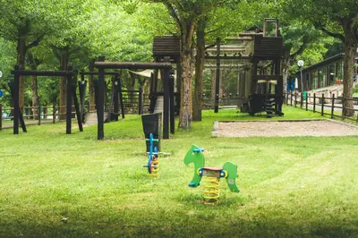 Zona de juegos infantil en HolaCamp Aran Aventura