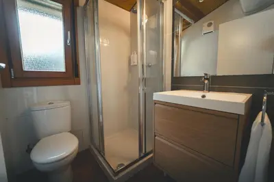 Un baño de HolaCamp Aran Aventura