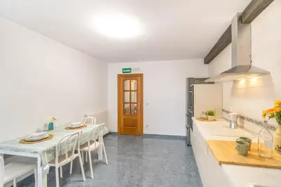 Una cocina o zona de cocina en Espaciosa casa rural en pleno corazón del Baztán