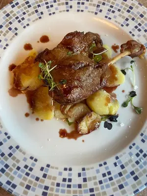Comida en o cerca de este hotel