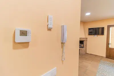 Una televisión o centro de entretenimiento en Chalet de Aranda - Elegante Casa para 7 con jardín privado, AC y WiFi