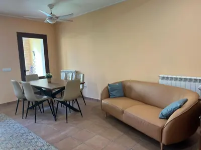 Zona de estar de Chalet de Aranda - Elegante Casa para 7 con jardín privado, AC y WiFi