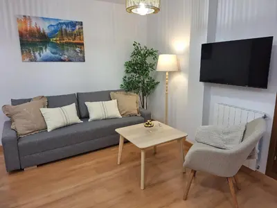 Una televisión o centro de entretenimiento en EscarraSuite