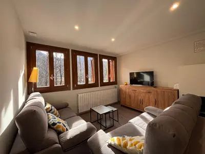 Una televisión o centro de entretenimiento en BPirineos-La Solana