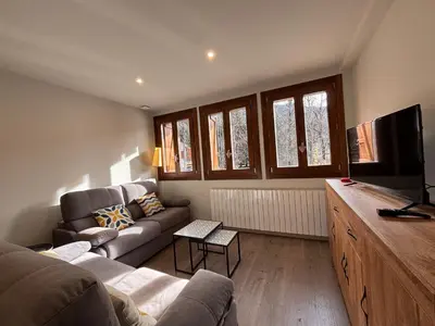 Una televisión o centro de entretenimiento en BPirineos-La Solana