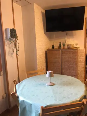 Una televisión o centro de entretenimiento en El rincón de la Rapeda