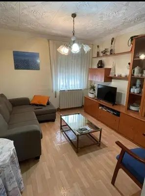 Una televisión o centro de entretenimiento en Resaenea