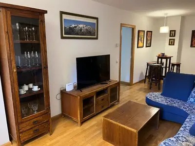 Una televisión o centro de entretenimiento en CASA de DRON Cerler