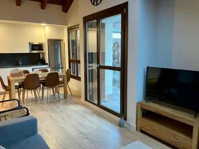 Una televisión o centro de entretenimiento en BPirineos-Edelweis
