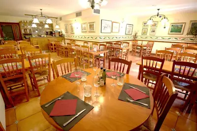 Un restaurante o sitio para comer en EVA & TRAVEL - Hotel LA BOTIGA