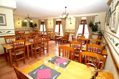 Un restaurante o sitio para comer en EVA & TRAVEL - Hotel LA BOTIGA