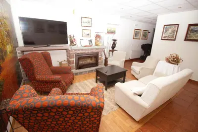 Una televisión o centro de entretenimiento en EVA & TRAVEL - Hotel LA BOTIGA