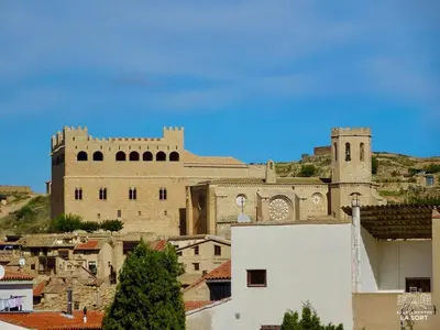 Plano de Ático La Sort con vistas al castillo