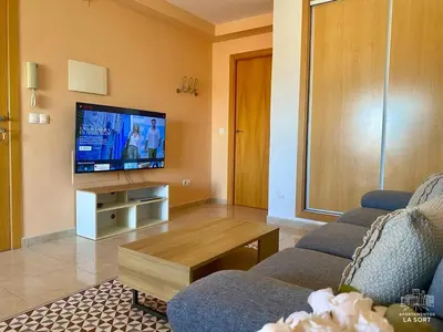 Una televisión o centro de entretenimiento en Ático La Sort con vistas al castillo