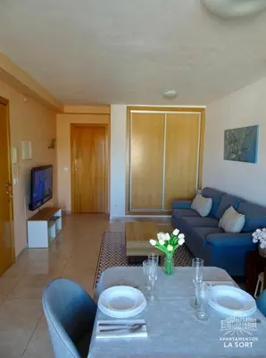 Una televisión o centro de entretenimiento en Ático La Sort con vistas al castillo