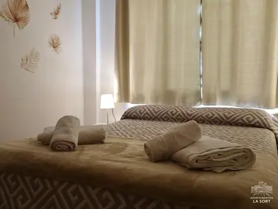 Cama o camas de una habitación en Ático La Sort con vistas al castillo