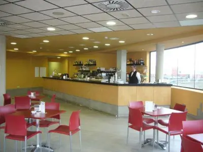 Un restaurante o sitio para comer en Hotel Alfinden