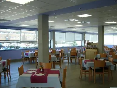 Un restaurante o sitio para comer en Hotel Alfinden