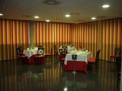 Un restaurante o sitio para comer en Hotel Alfinden