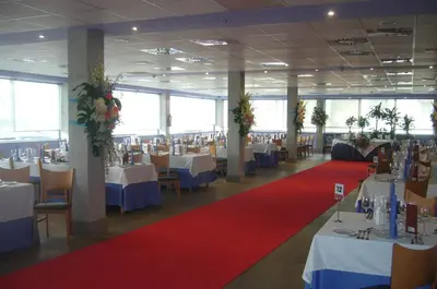 Un restaurante o sitio para comer en Hotel Alfinden