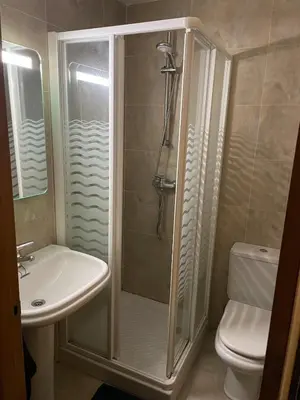 Un baño de Duplex con jardín en Pamplona