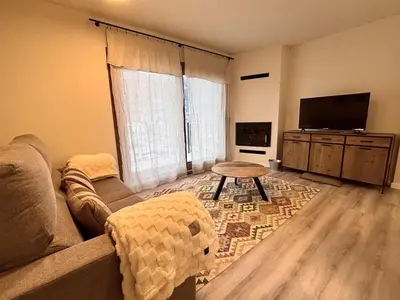Una televisión o centro de entretenimiento en BPirineos-Colladeta