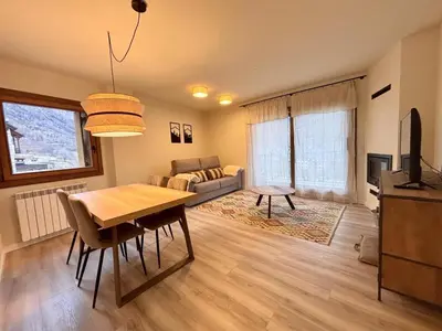 Una televisión o centro de entretenimiento en BPirineos-Colladeta